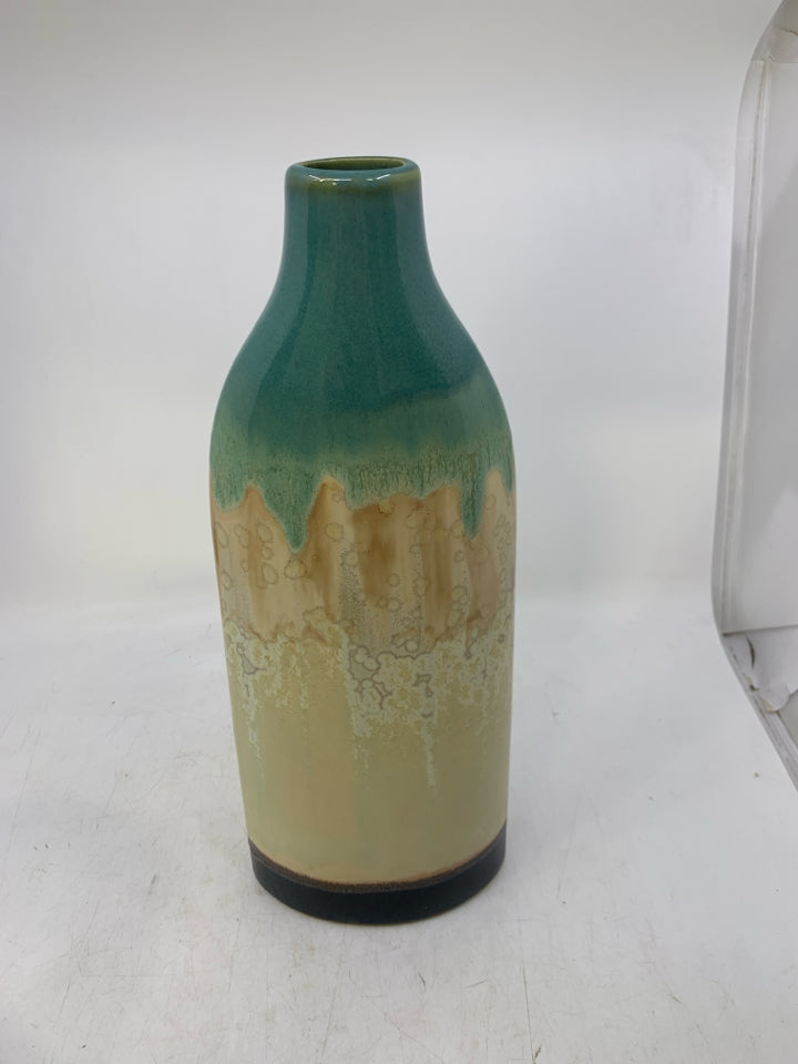 CERAMIC TAN MIDDLE LIGHT BLUE TOP VASE.