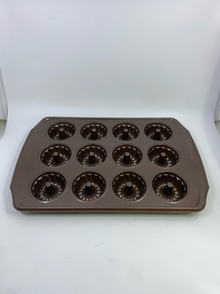 WILTON MINI BUNDT PAN.