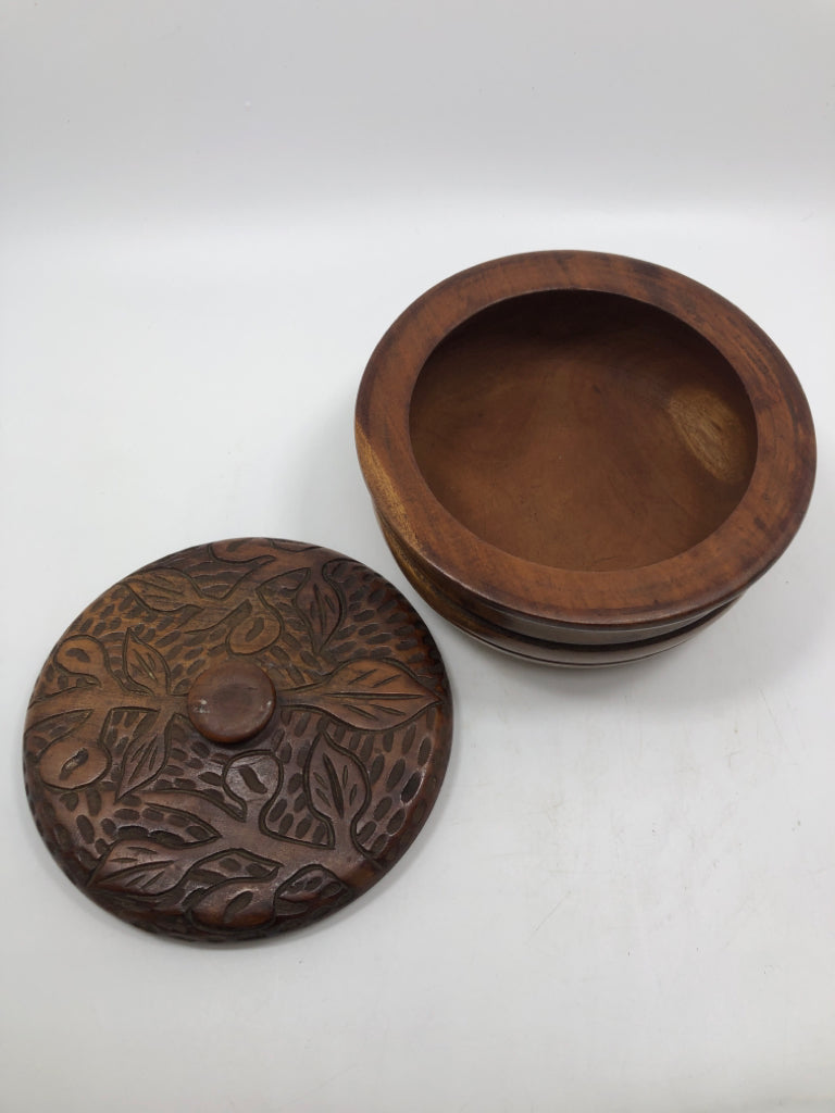 ROUND WOOD BOWL W/LEAF CARVED LID.