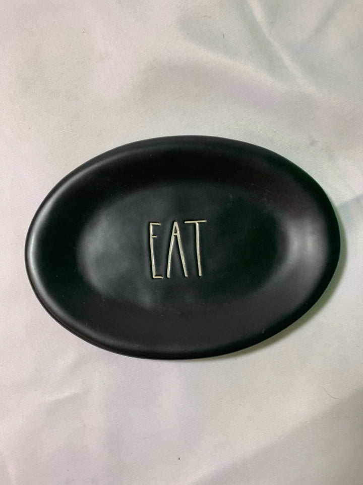 OVAL BLACK EAT CATCH ALL PLATE.