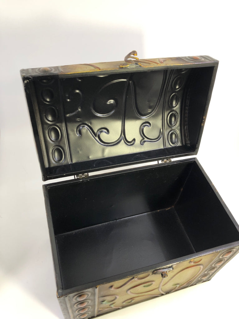 DETAILED TIN BOX W/LATCH HOOK.
