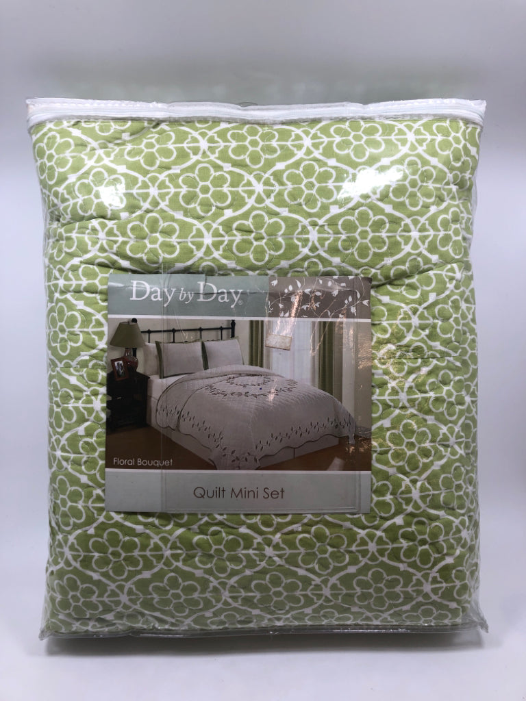 NIP TWIN SIZE GREEN FLORAL QUILT MINI SET.