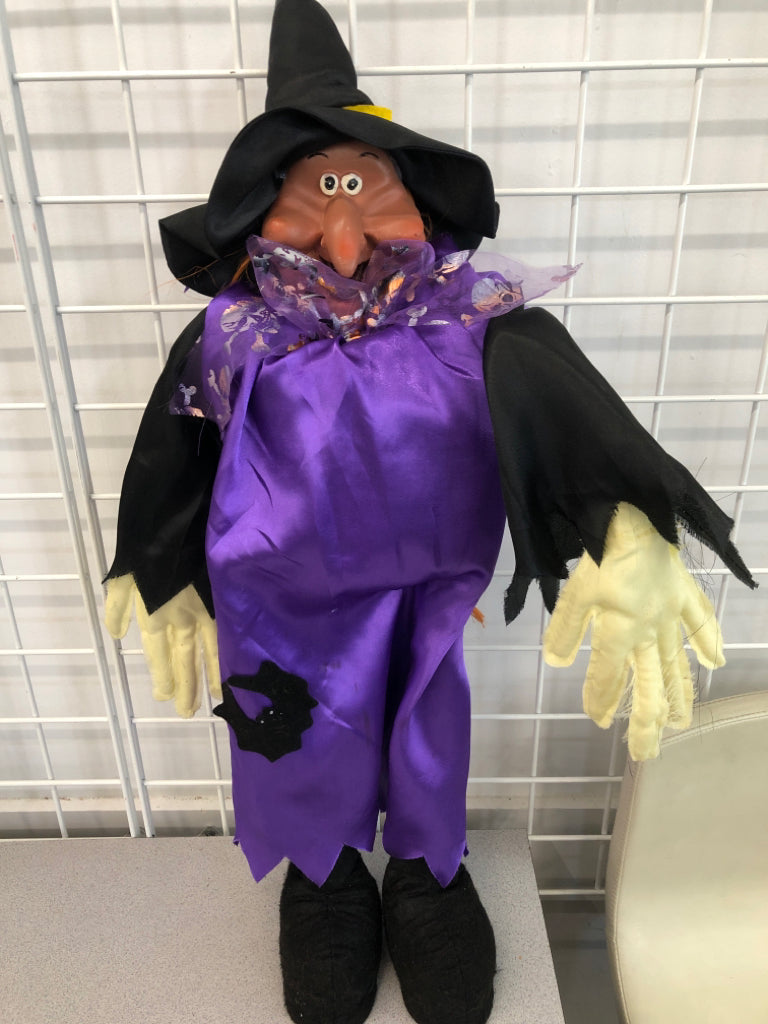 STANDING WITCH DOOR GREETER.