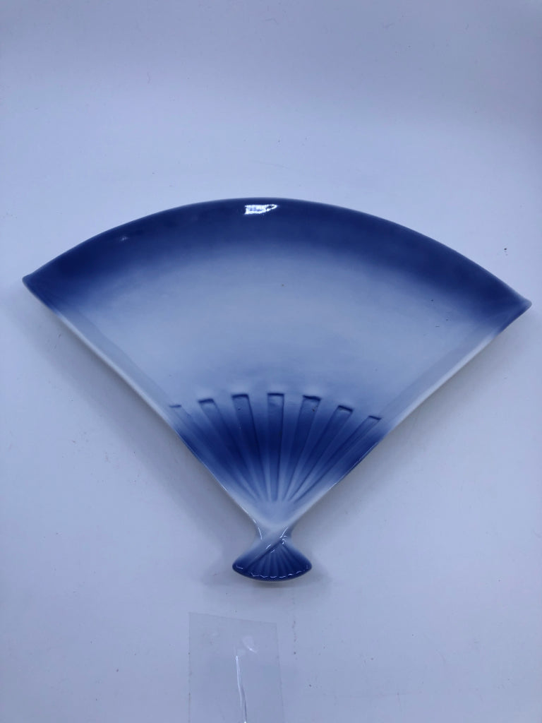 8PC VINTAGE FAN SHAPED APPETIZER SET- WHITE AND BLUE.