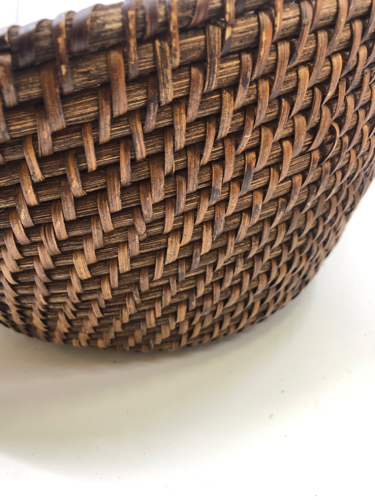 ROUND DARK WOVEN BASKET W/HANDLES.