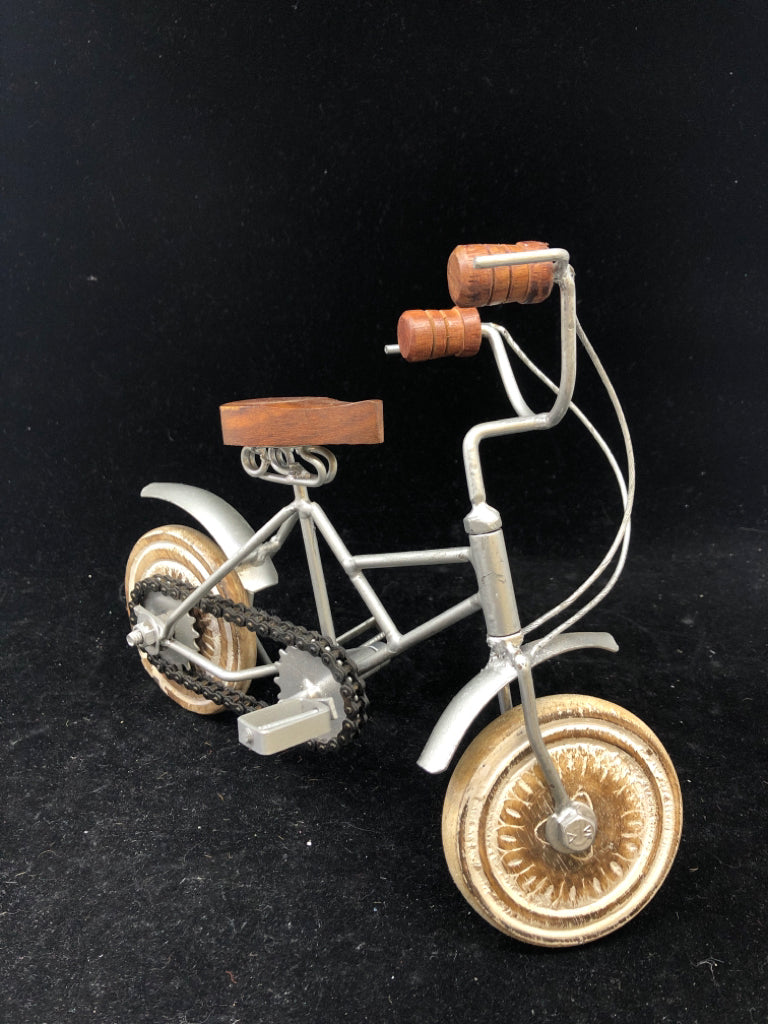 SMALL METAL BICYCLE W/ WOOD HANDLES WELDED DECOR.