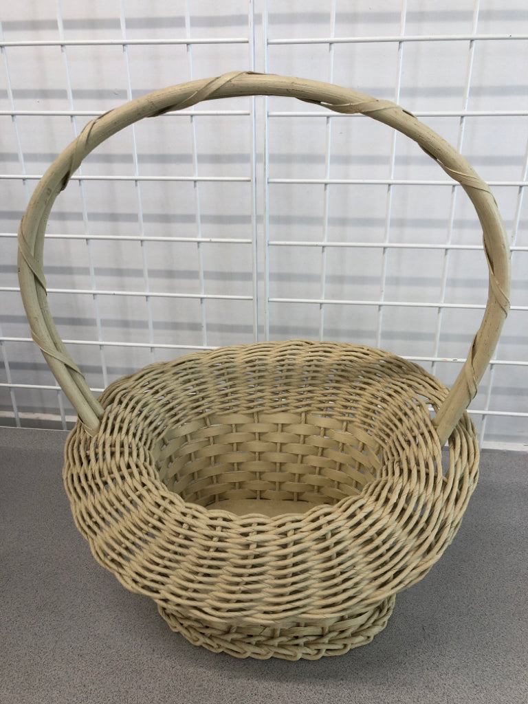 CREAM WICKER CURVED EDGE BASKET.