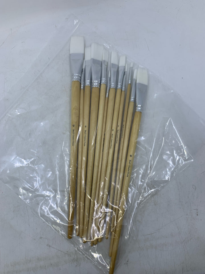 IN BAG 12 BLONDE WOOD HANDLES PAINT BRUSHES.