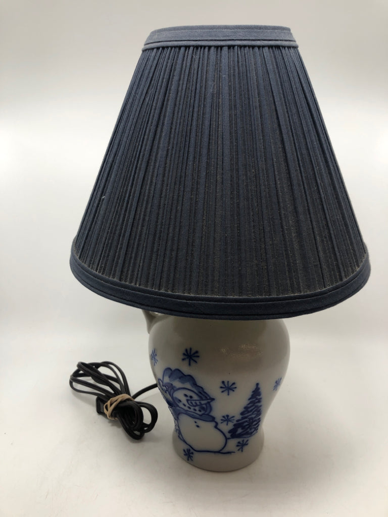 SNOWMAN STONEWARE JUG LAMP W/BLUE PLEATED SHADE.