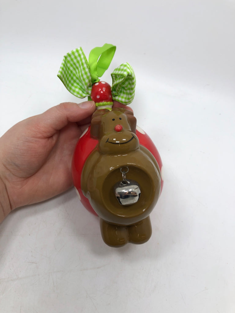 REINDEER W/ BEL IN CENTER ORNAMENT.