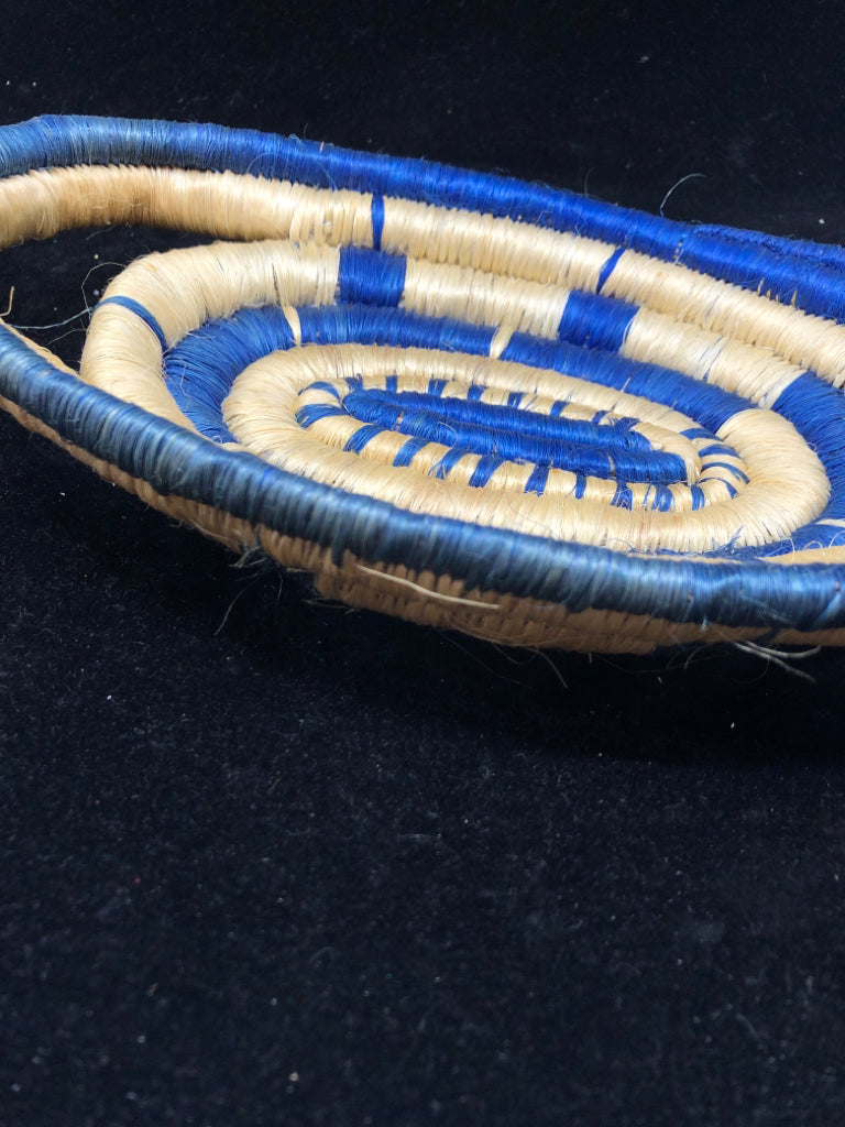BLUE OVAL WOVEN TRAY.