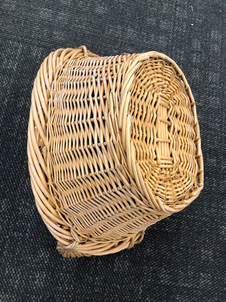 WOVEN OVAL WICKER BASKET.