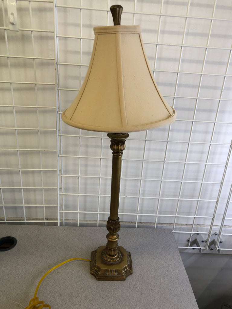 METAL GOLD ORNATE BASE LAMP W/ CREAM SHADE.