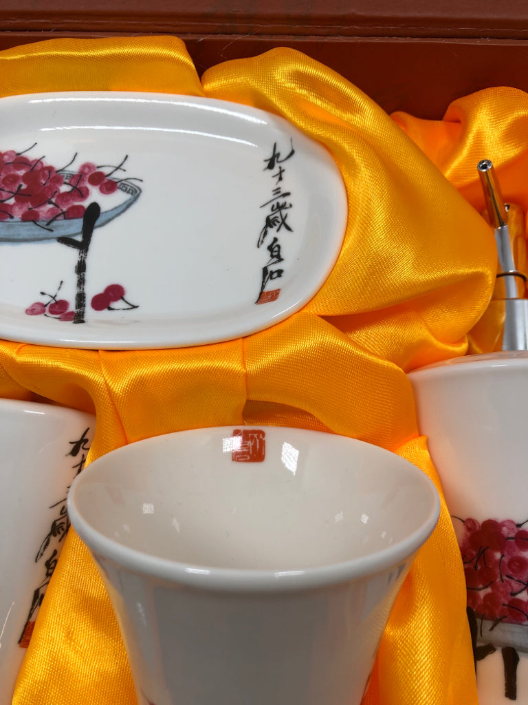 4PC JAPANESE FLORAL BATHROOM SET IN BOX.