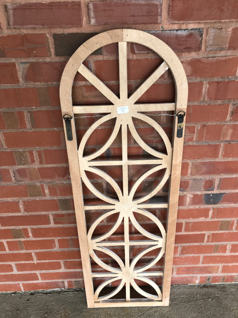 DISTRESSED WOODEN ARCH DECOR.
