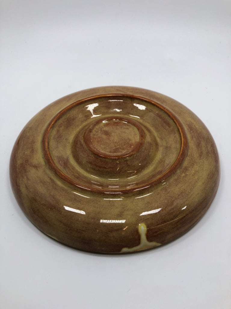 BROWN SPECKLED POTTERY SNACK DISH.