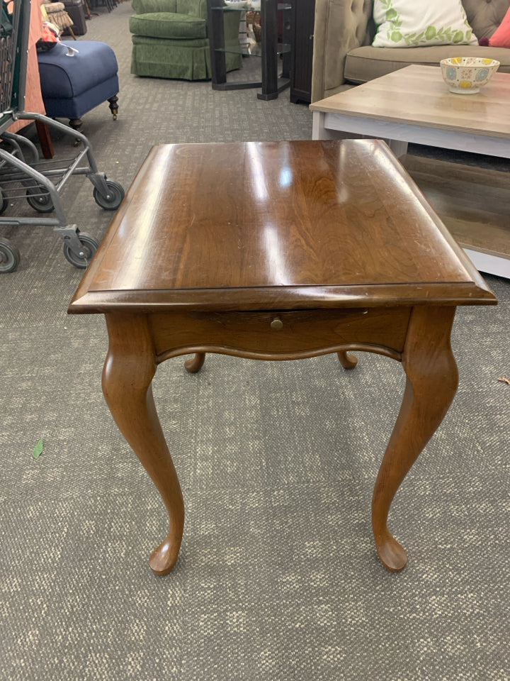 VTG WOODEN SIDE TABLE W/PULL-OUT TRAY.