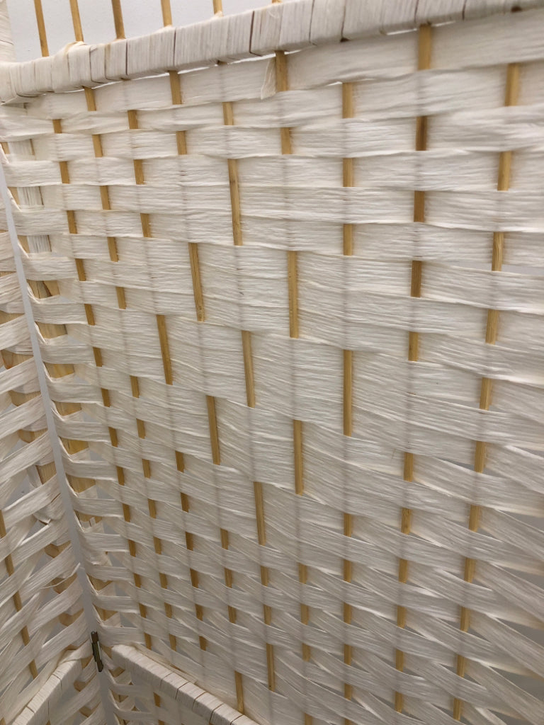 4 SECTION WICKER ROOM DIVIDER.
