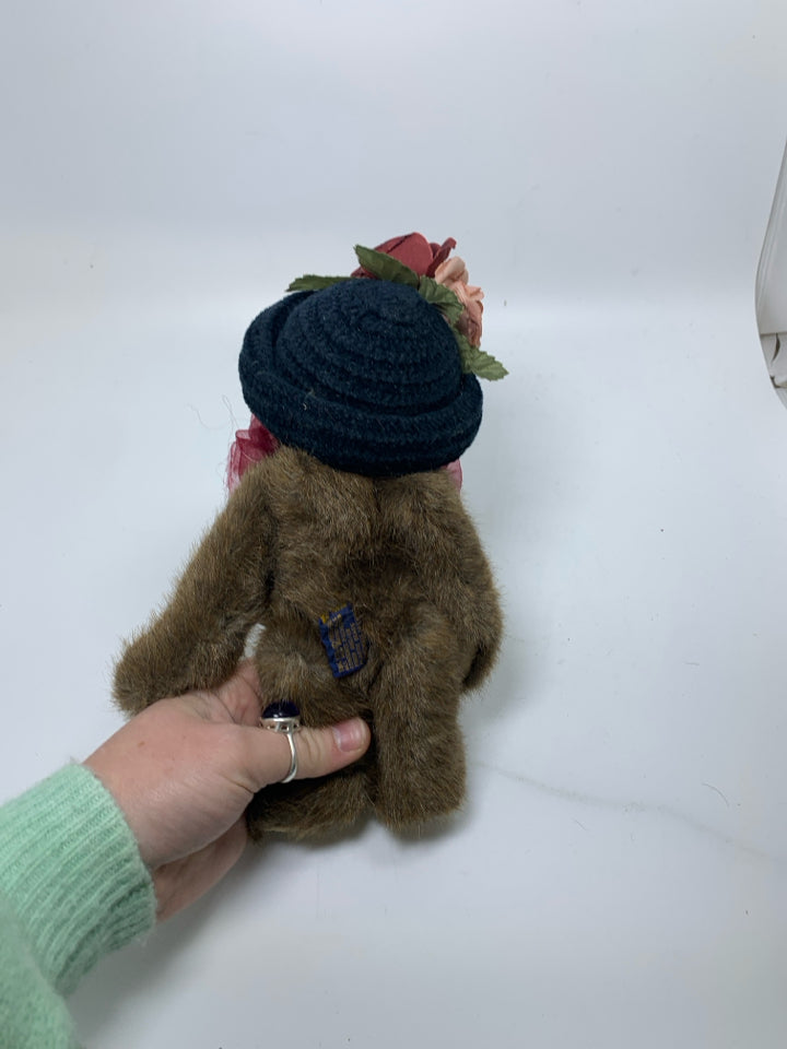 BOYDS BEAR W/ NAVY HAT W/ ROSES.