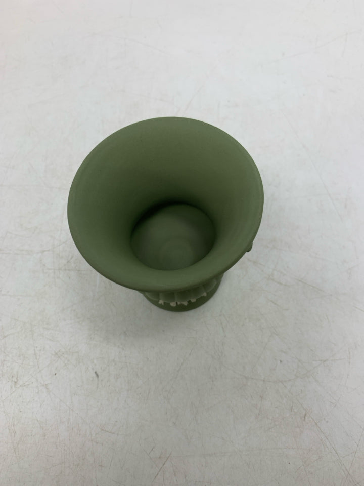 VTG JASPERWARE URN VASE W/ PEOPLE AROUND TREES.