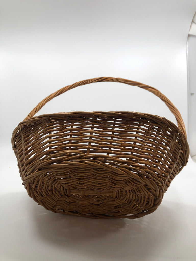 WICKER BASKET W/HANDLE.