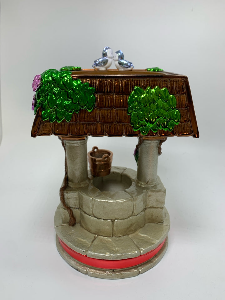 DISNEY PRINCESS SNOW WHITE PEDESTAL WISHING WELL 3 WICK CANDLE HOLDER.