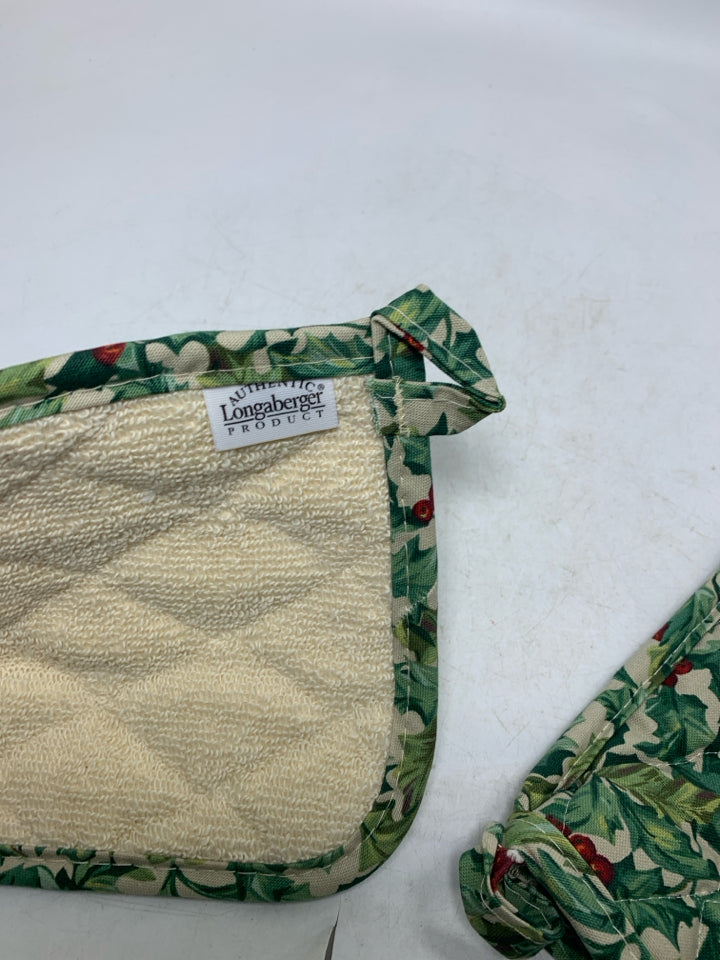 2 HOLLY PATTERN QUILTED MITT/TRIVET.