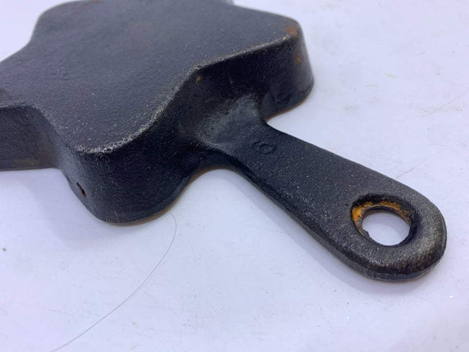MINI STAR SHAPED CAST IRON SKILLET.