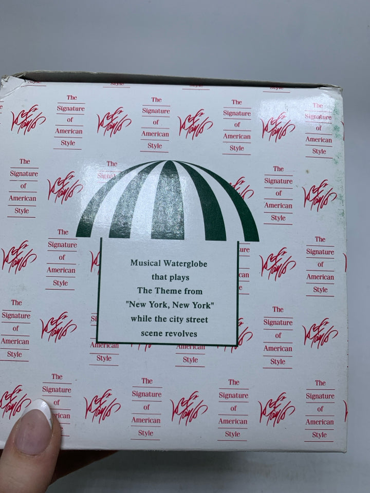 NIB LORD AND TAYLOR NEW YORK MUSICAL SNOW GLOBE.