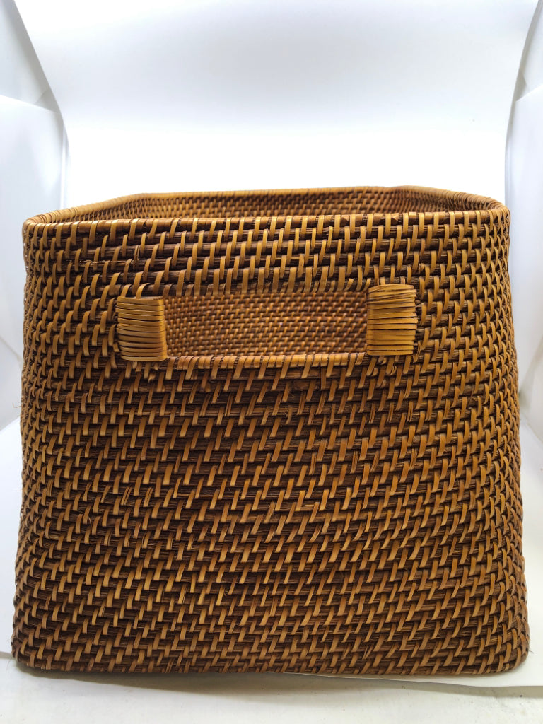WOVEN CARMEL COLOR BASKET W/ HANDLES.