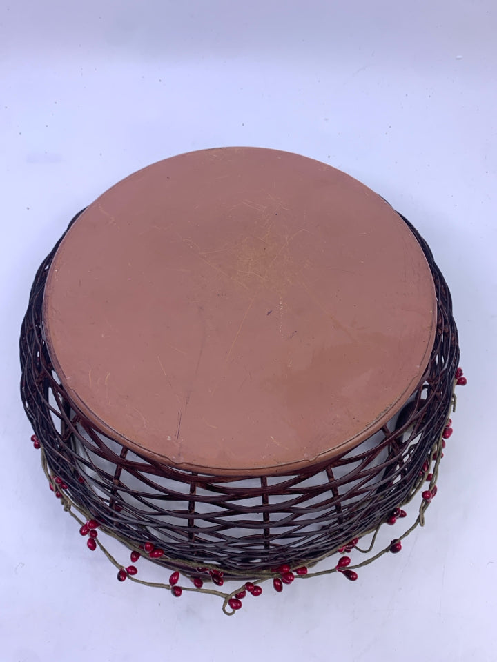 DARK METAL BASKET W PIP BERRIES.