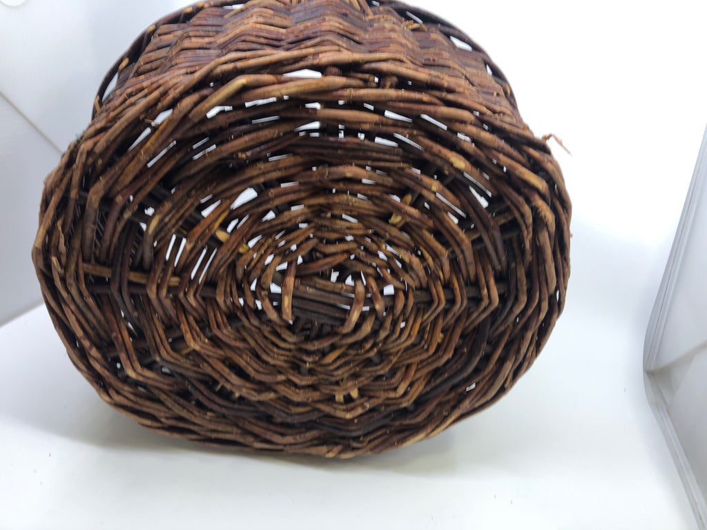 DARK OVAL BASKET W/BRAIDED HANDLE.