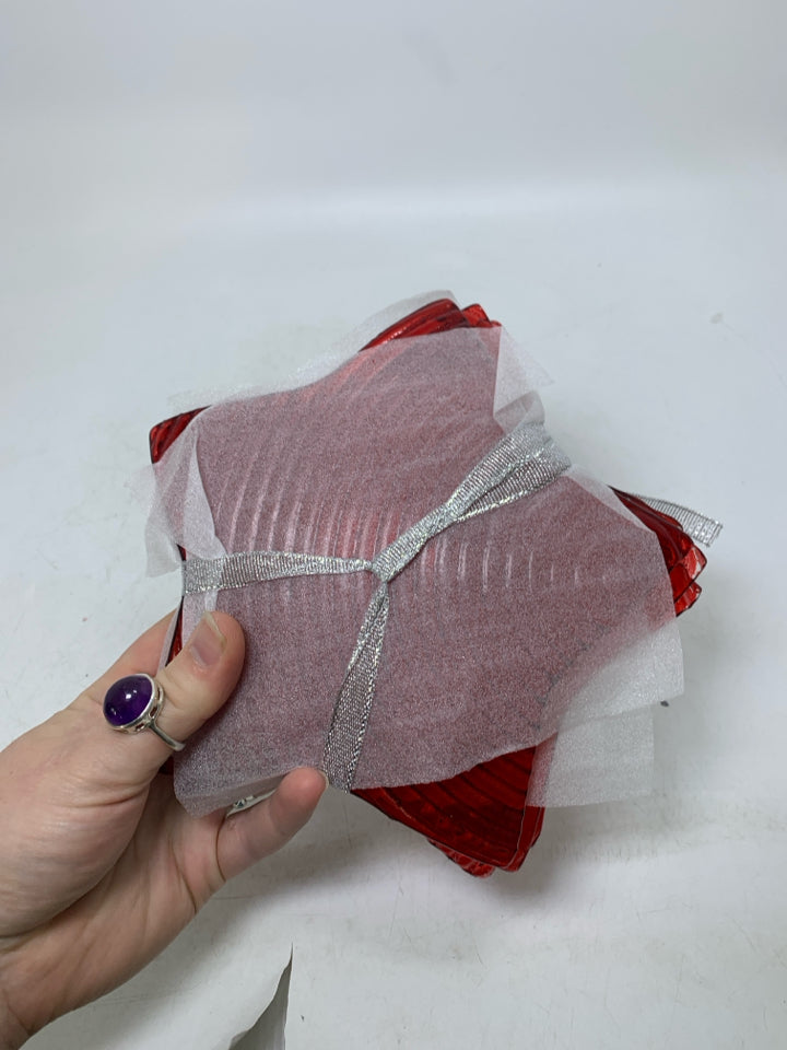 IN PACKAGE 3 SMALL RED STAR SHAPED APPETIZER PLATES.