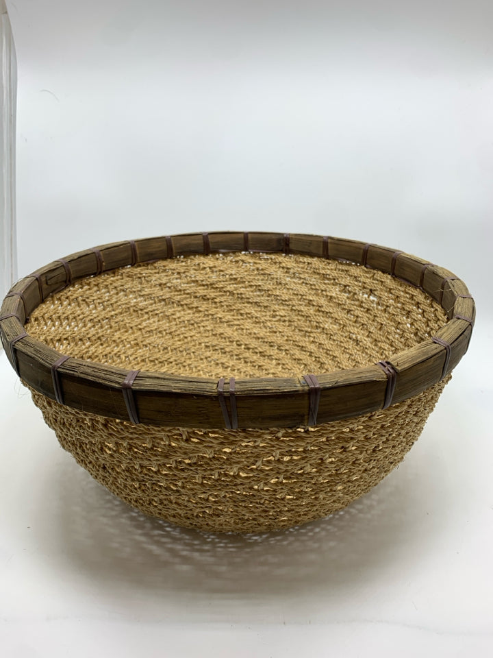 WOVEN CIRCLE BASKET W/STURDY RIM.