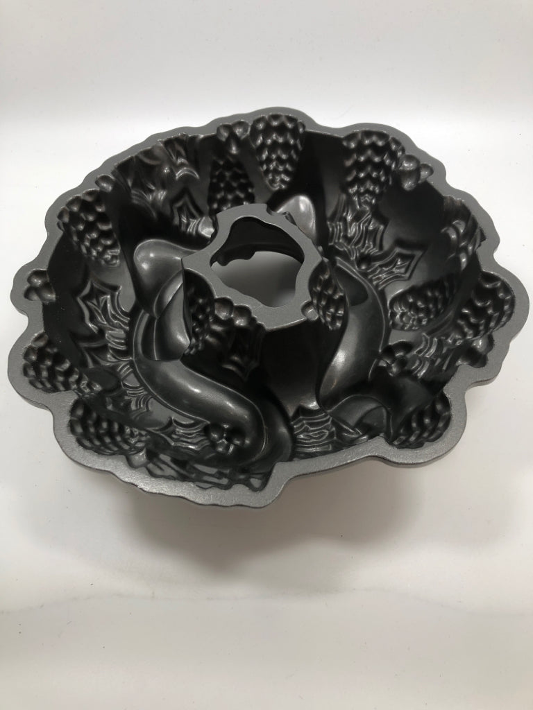 HOLIDAY WREATH BUNDT PAN- NORDIC WARE
