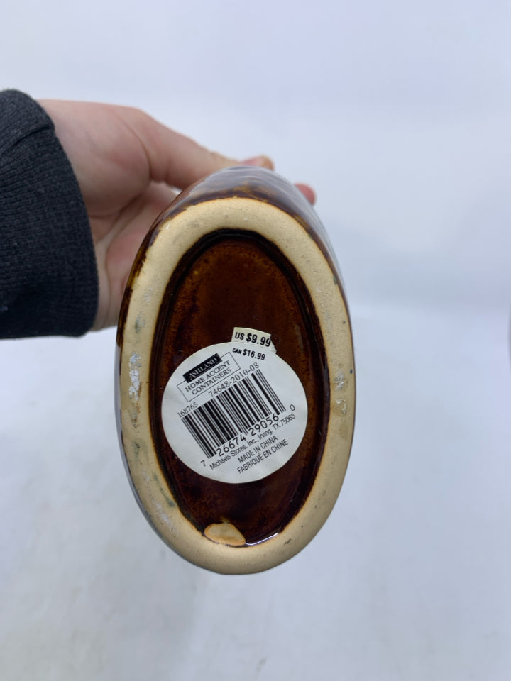 BLUE/TAN VASE W/ HANDLE.