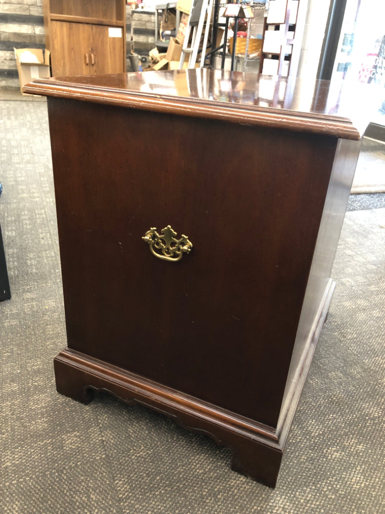 SMALL DARK WOOD 4 DRAWER DRESSER/SIDE TABLE DREXEL GOLD HARDWARE.