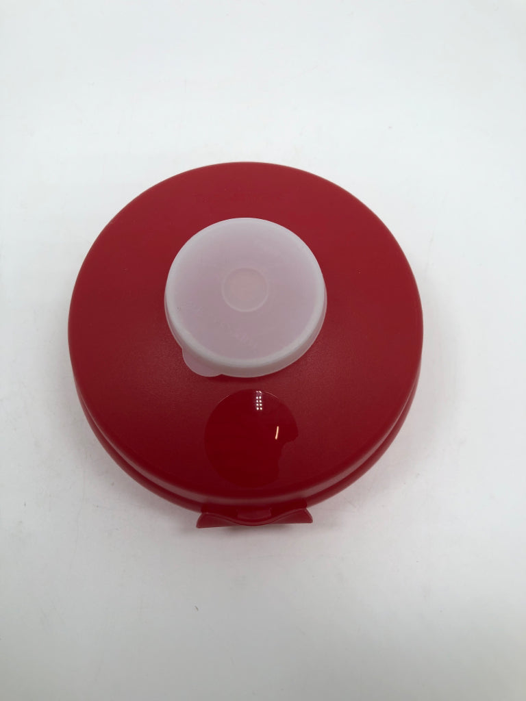 BAGEL CONTAINER W/SMALL CONTAINER ON TOP.