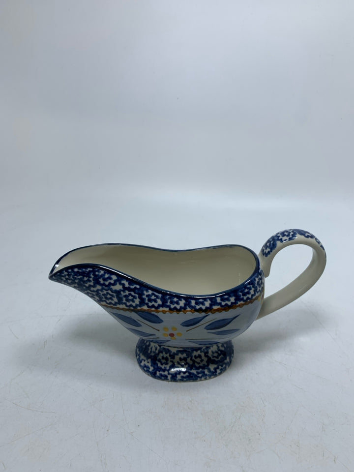 OLD WORLD FOOTED GRAVY BOAT.