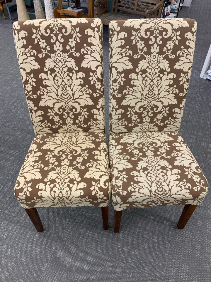 2 BROWN & CREAM UPHOLSTERED FLORAL CHAIRS.