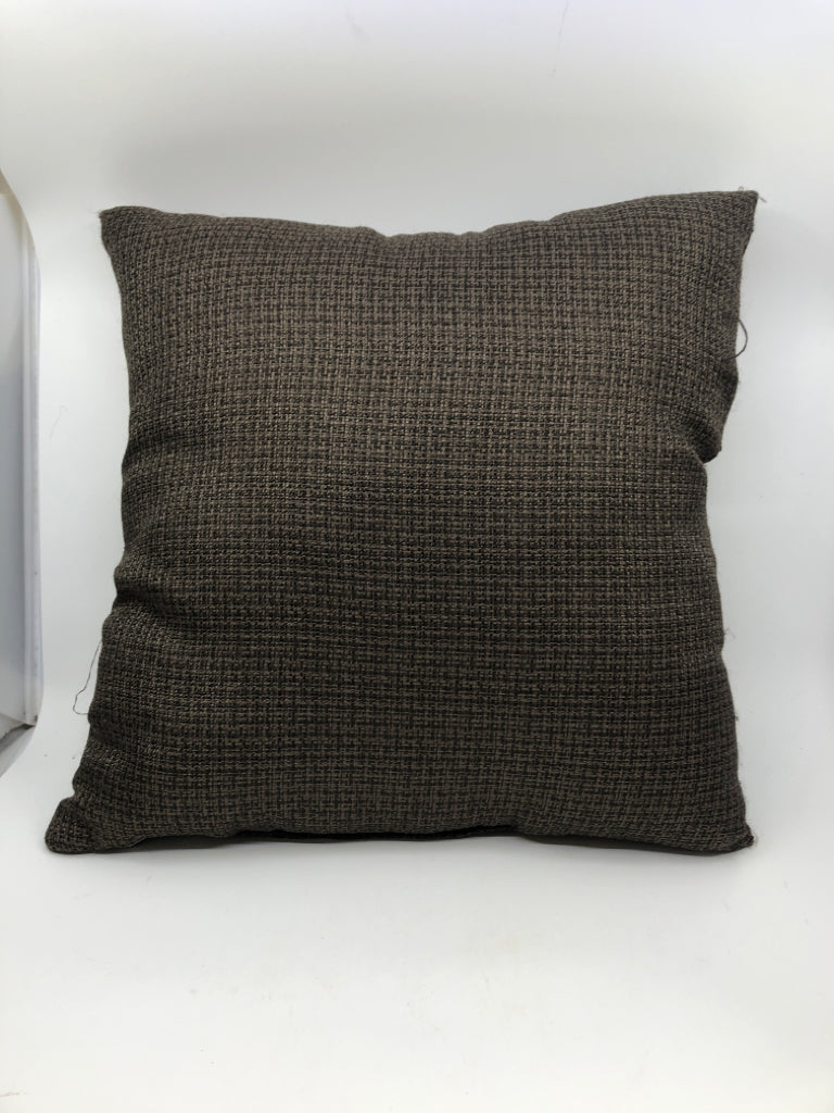 BROWN WEAVE ACCENT PILLOW WITH BROWN BUTTON.