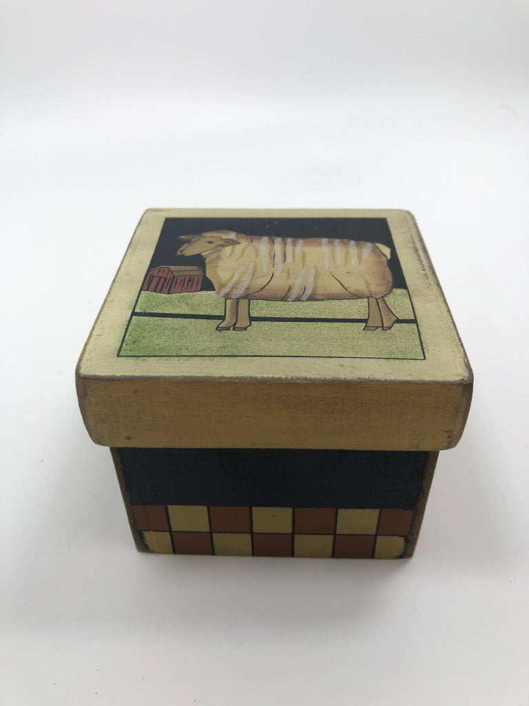PRIMITIVE WOODEN BOX W/SHEEP/BARN+LID.