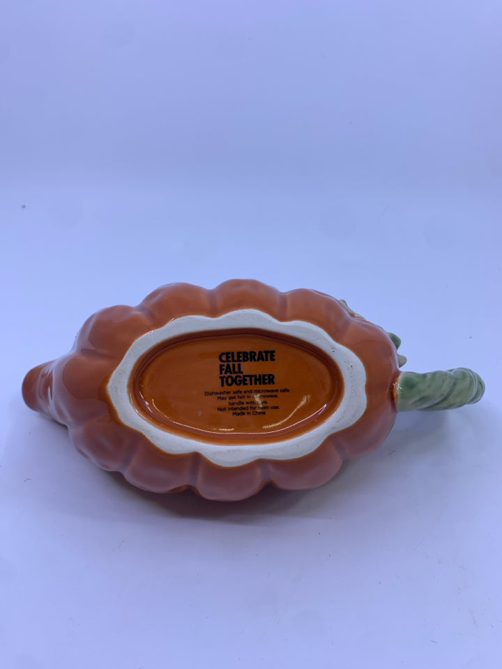 CERAMIC PUMPKIN GRAVY BOAT.