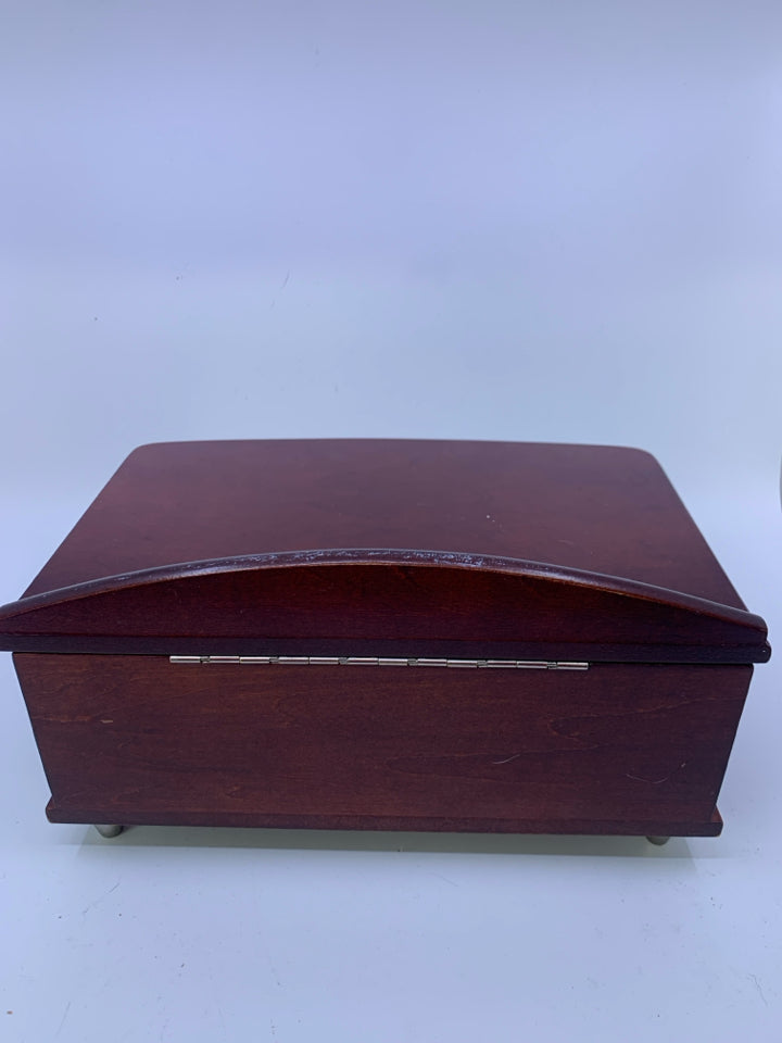 FAUX CHERRY WOOD FOOTED FLIP TOP JEWELRY BOX W/ 1 DRAWER.