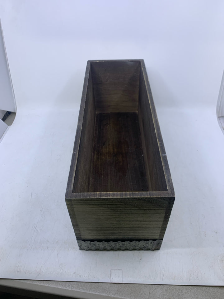 LIGHT WEIGHT WOOD PLANTER W/ GALVANIZED BOTTOM.