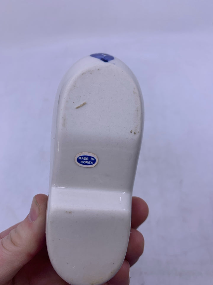 SMALL BLUE/WHITE HOLLAND SHOE.
