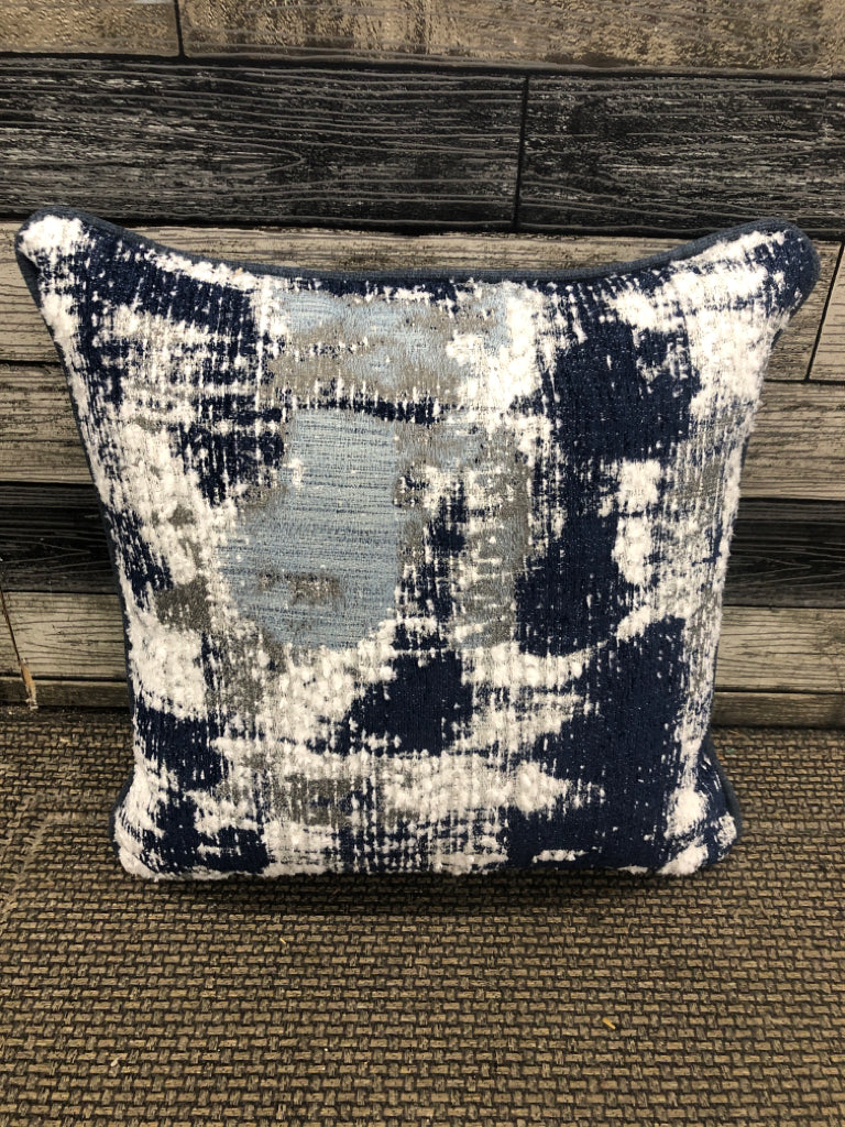 WHITE/NAVY TEXTURED ACCENT PILLOW.