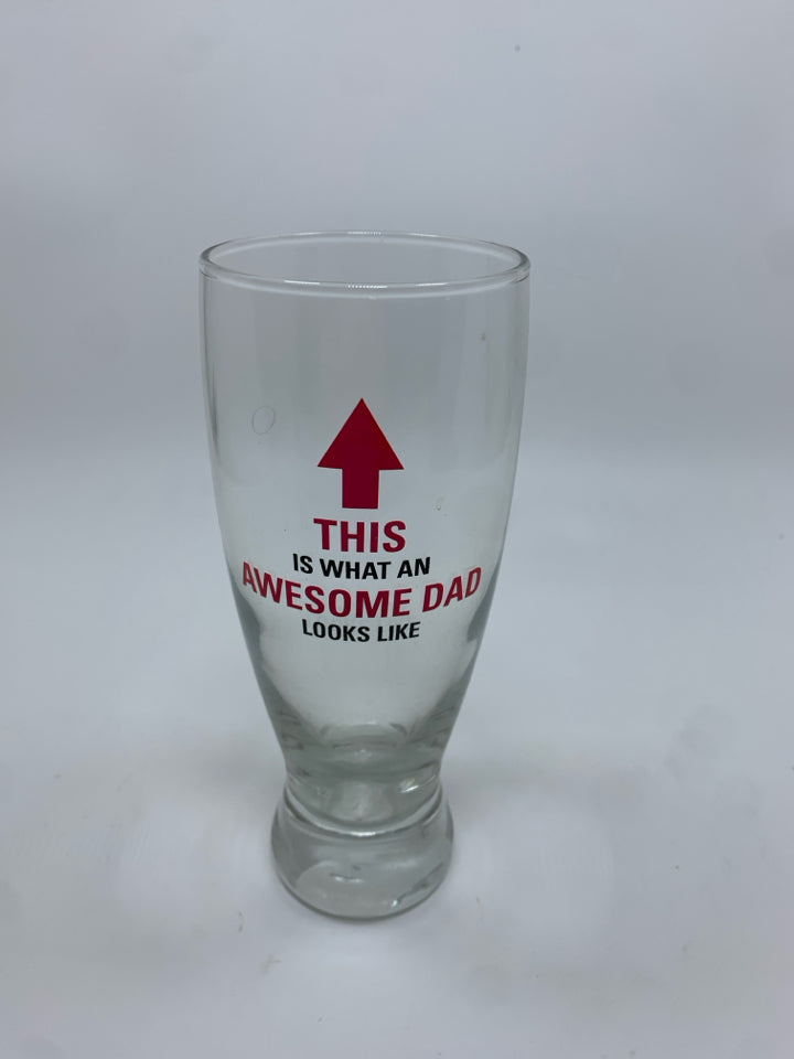THIS IS WHAT AN AWESOME DAD LOOKS LIKE PILSNER GLASS.