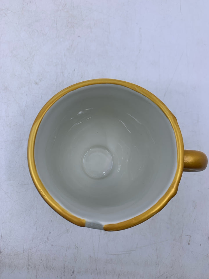 FOOTED BEAUTY & THE BEST CHIP THE TEA CUP MUG.