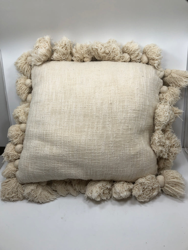 CREAM PILLOW W/TASSELS.